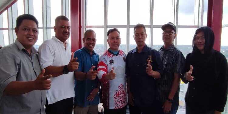 FOTO: OLIVIA/MATAKALTENG - Gubernur Kalimantan Tengah Sugianto Sabran menerima baju kontingen Porwanas dari Ketua PWI Provinsi Kalimantan Tengah M Zainal, di Kota Palangka Raya, Selasa 13 Juli 2024.