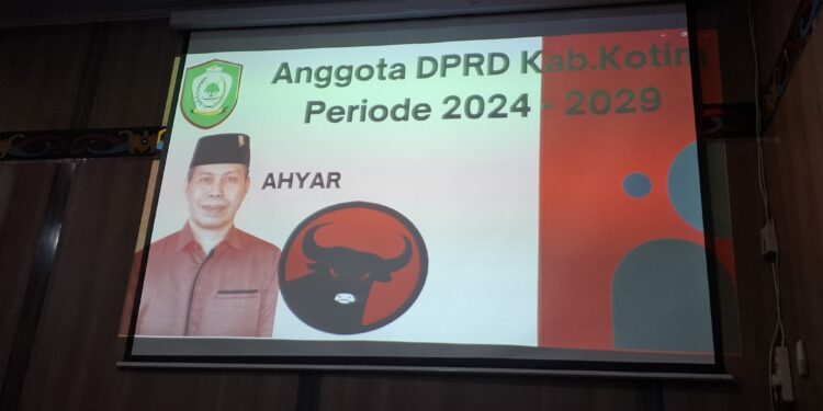 Foto: DIAN/MATA KALTENG - Moment nama Ahyar Umar saat dipanggil pada prosesi pelantikan Anggota DPRD Kotim masa jabatan 2024-2029, Rabu 14 Agustus 2024.