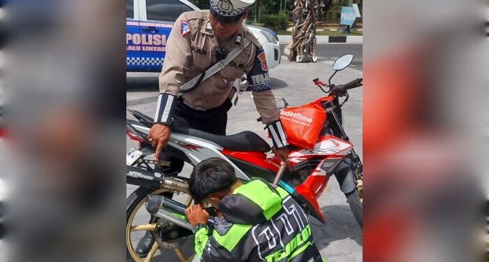 FOTO: MATAKALTENG - Personel Satlantas Polresta Palangka Raya, pada saat meminta pengendara melepas dan mengganti knalpot yang tak sesuai spesifikasi teknis.