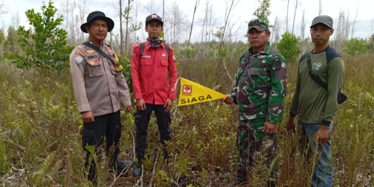 FOTO: MATAKALTENG - Tim gabungan pada saat menandakan lahan rawan terbakar menggunakan bendera kuning.