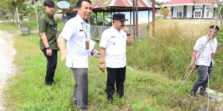 FOTO : DISKOMINFO SANTIK/MATA KALTENG - Pj Bupati Gumas Herson B Aden bersama Asisten I Lurand, dan Kepala Dinas Pekerjaan Umum Baryen, ketika meninjau pekerjaan pembangunan tebing Sungai Nyaharum, pekan lalu.