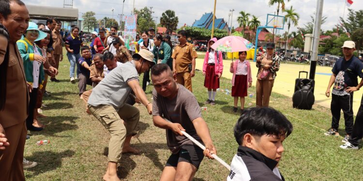 FOTO : DPRD GUMAS/MATA KALTENG - Sejumlah warga ketika mengikuti lomba tarik tambang dalam rangka memperingati HUT RI ke-79 tahun 2024, di Lapangan Isen Mulang Kuala Kurun, Selasa, 13 Agustus 2024.