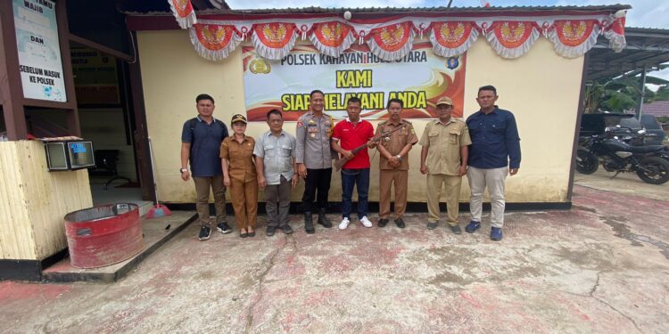 FOTO : POLSEK KAHUT/MATA KALTENG - Kapolsek Kahut Ipda Muklisin saat menerima senpi rakitan yang diserahkan seorang warga Desa Tumbang Ponyoi, Selasa, 13 Agustus 2024.