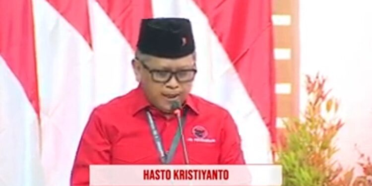 FOTO: IST/MATAKALTENG - Sekretaris DPP PDI-P, Hasto Kristiyanto saat membacakan bakal calon daerah yang akan diusung pada Pemilihan Kepala Daerah (Pilkada) tahun 2024.