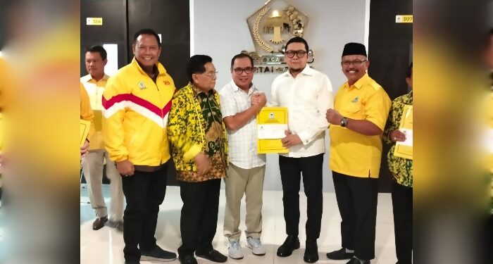 Foto: IST/MATA KALTENG - Sanidin dan Siyono saat menerima surat penunjukkan peserta Pilkada dari Golkar.