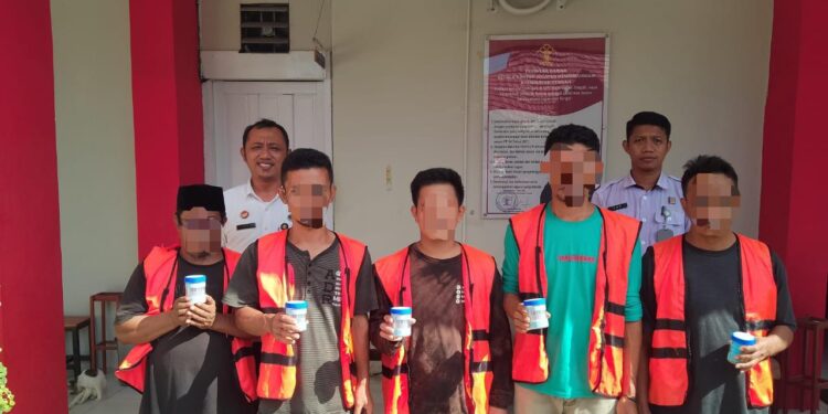 FOTO: LAPAS/MATAKALTENG- WBP Lapas Sampit saat melakukan tes urine.