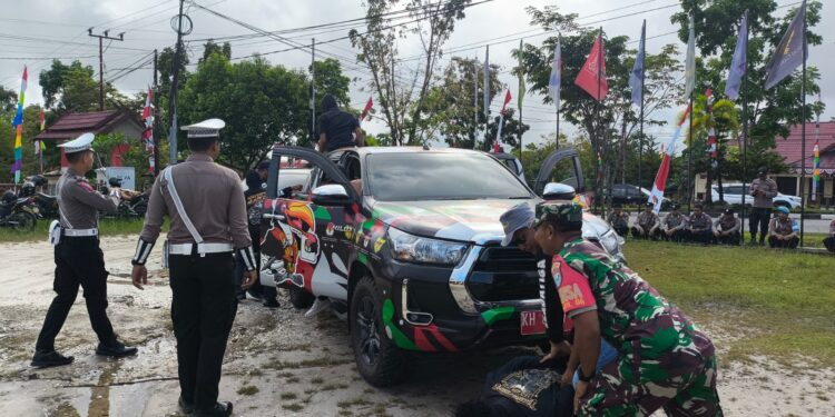 FOTO : HUMAS POLRES GUMAS/MATA KALTENG - Personel Polres Gumas saat melakukan latihan gabungan sispamkota dalam pengamanan pilkada tahun 2024, di halaman kantor KPU setempat, Rabu, 14 Agustus 2024.