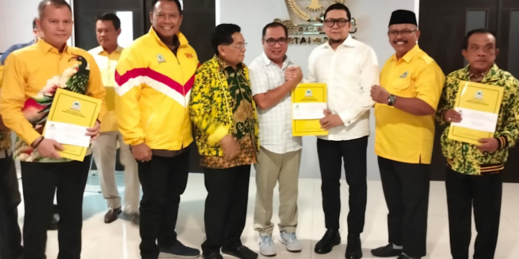 FOTO: IST/MATA KALTENG - Bakal calon Bupati Kotim Sanidin dan Bakal Calon Wakil Bupati Kotim Sanidin saat menerima rekom dari Partai Golkar belum lama ini.