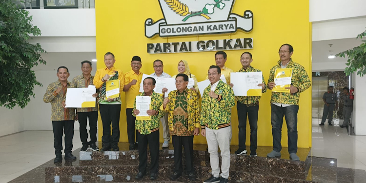 FOTO: IST/MATA KALTENG - Sanidin dan Siyono yang diisukan saat menerima rekom Pilkada dari Golkar.