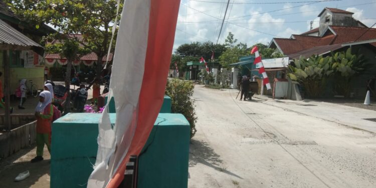 Foto:DIAN/MATA KALTENG - Suasana jalan masuk menuju SDN 5 MB Hulu, Kecamatan MB Ketapang, Kotim.