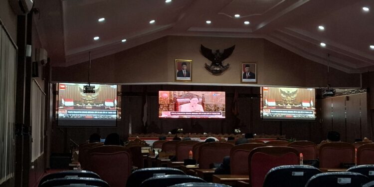 Foto: DIAN/MATA KALTENG - Pemerintah daerah bersama Anggota DPRD Kotim saat mendengarkan pidato pengantar sidang bersama DPR RI dan DPD RI Yahun 2024, 16 Agustus 2024.