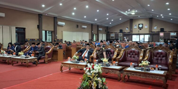 Foto: DIAN/MATA KALTENG - Pemerintah daerah bersama Anggota DPRD Kotim saat mendengarkan pidato pengantar sidang bersama DPR RI dan DPD RI Yahun 2024, 16 Agustus 2024.