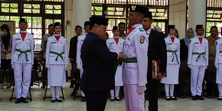 FOTO : DEVIANA/MATAKALTENG - Bupati Kotim Halikinnor saat mengukuhkan Paskibraka, Jumat 16 Agustus 2024.