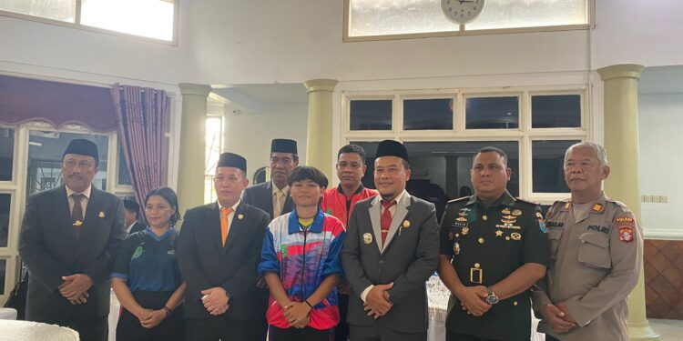 Foto : AKH/MATAKALTENG - Pj Bupati Sukamara Rendy Lesmana bersama Forkopimda saat melepas Maulida atlet atletik putri yang akan bertanding di OONS tingkat nasional mewakili Provinsi Kalimantan Tengah.
