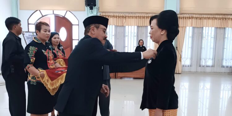 FOTO : DISKOMINFO SANTIK/MATA KALTENG - Pj Bupati Gumas Herson B Aden ketika menyematkan tanda satyalancana karya satya 30 tahun kepada PNS di GPU Damang Batu, Kamis, 15 Agustus 2024 sore.