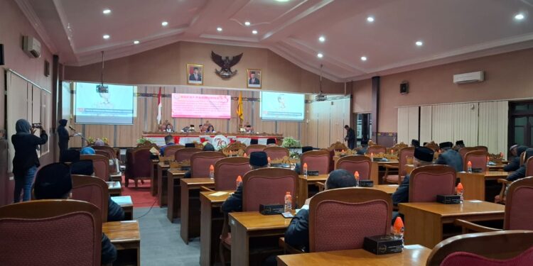 Foto:DIAN/MATA KALTENG - Pemerintah daerah bersama Anggota DPRD Kotim saat mendengarkan pidato kenegaraan Presiden Republik Indonesia, 16 Agustus 2024.