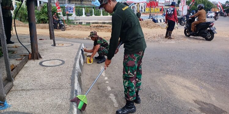 FOTO: IST/MATAKALTENG - Anggota Kodim 1012/Buntok saat melakukan pembenahan ikon dan rumah ibadah.