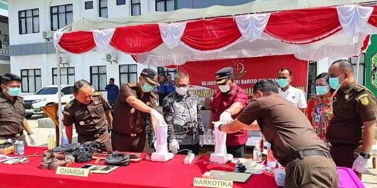 FOTO: IST/MATAKALTENG - Kejaksaan Negeri Buntok saat melakukan pemusnahan barbuk yang sudah berkekuatan hukum tetap.