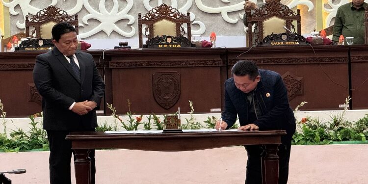 FOTO: IST/MATAKALTENG - Penandatangan nota kesepakatan KUPA dan PPAS Perubahan APBD Tahun 2024 oleh Wakil Gubernur Kalteng Edy Pratowo dan Ketua DPRD Kalteng Wiyatno, Jumat (16/8) malam.