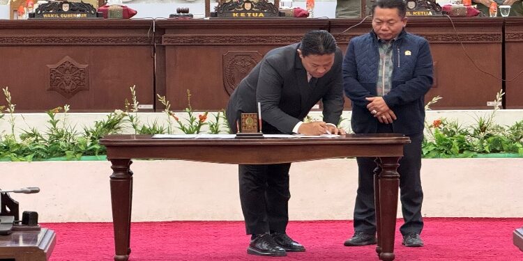 FOTO: IST/MATAKALTENG - Wagub Kalteng Edy Pratowo saat membacakan pidato pengantar gubernur di di ruangan rapat paripurna DPRD Kalteng, Jumat 16 Agustus 2024.