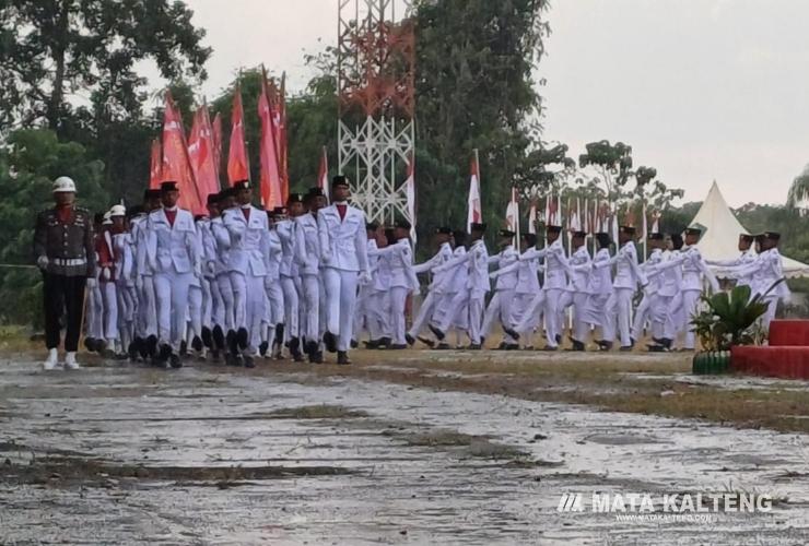 Diguyur Hujan, Penurunan Bendera Tetap Berlangsung Khitmat