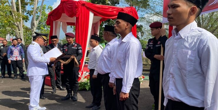 FOTO : AKH/MATAKALTENG - Pj Bupati Sukamara Rendy Lesmana saat menyerahkan remisi kepada lima perwakilan narapidana yang langsung bebas.