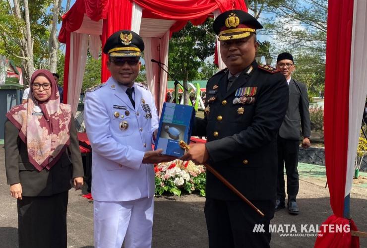 Pj Bupati Serahkan Hibah Alkes ke Klinik Polres Sukamara