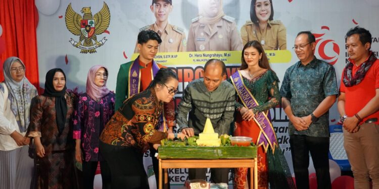 FOTO: MATAKALTENG - Pemotongan tumpeng pada puncak perayaan HUT ke-79 RI di Kelurahan Langkai, Kecamatan Pahandut, Kota Palangka Raya.