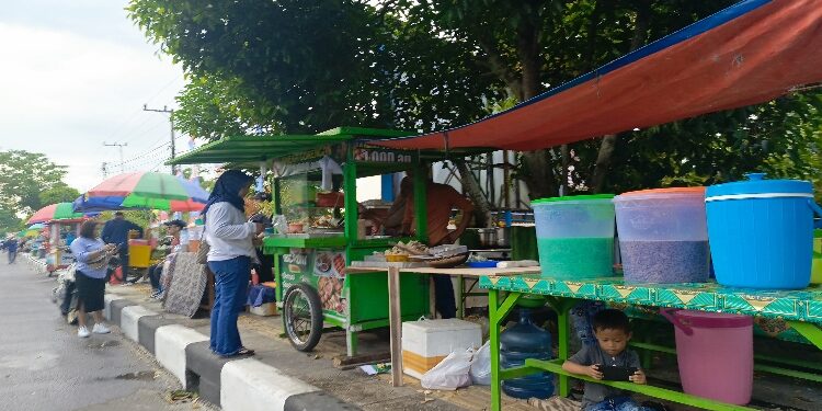 FOTO: DEVIANA/MATAKALTENG - Pelaku UMKM memenuhi terotoan jalan Ahamad Yani depan Kantor Kominfo, Minggu 18 Agustus 2024.
