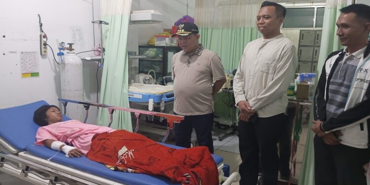 FOTO: IST/MATAKALTENG - Penjabat (Pj) Bupati Barsel Deddy Winarwan di dampingi Dandim 1012/BTK Letkol Inf Langgeng Pujut Santoso dab Kapolsek Dusel Iptu H. Tonie saat di IGD Jaraga Sasameh Buntok.