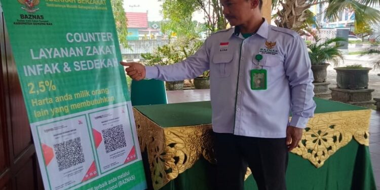 FOTO: BAZNAS GUMAS/MATA KALTENG
- Salah satu pengurus Baznas Kabupaten Gumas ketika menunjukkan banner program Baznas Jaga Usaha Mikro, pekan lalu.