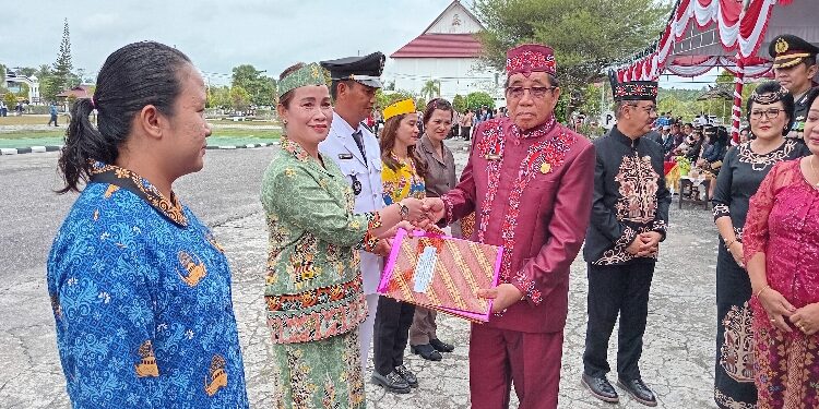 FOTO: DPRD GUMAS/MATA KALTENG
- Ketua DPRD Kabupaten Gumas Akerman Sahidar saat menyerahkan piagam penghargaan dan uang tunai, kepada perwakilan Puskesmas Rabambang, yang meraih juara lomba inovasi daerah kategori inovasi penerapan, Sabtu 17 Agustus 2024.