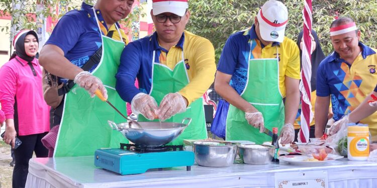 FOTO: RZL/MATAKALTENG - Kabidhumas Polda Kalteng, Kombes Pol Erlan Munaji (tengah), pada saat mengikuti lomba memasak.