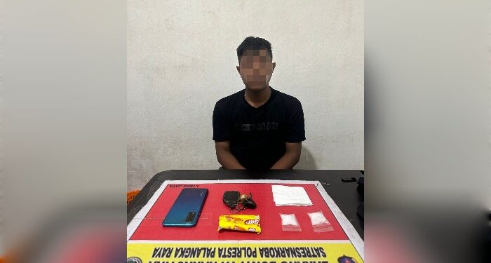 FOTO: MATAKALTENG - Terduga pelaku R pada saat diamankan oleh jajaran Satresnarkoba Polresta Palangka Raya.