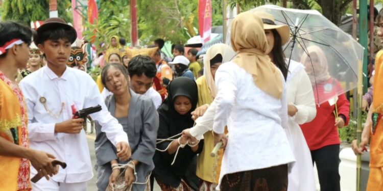 Foto:DIAN/MATA KALTENG - Suasana pawai pembangunan di Kota Sampit, Kotim, 18 Agustus 2024.