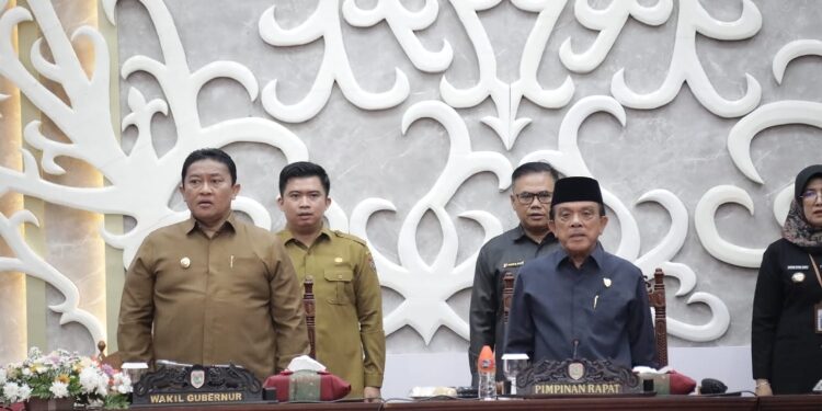 FOTO: IST/MATAKALTENG - Wakil Ketua I DPRD Kalteng Abdul Razak dan Wagub Kalteng Edy Pratowo, pada rapat paripurna ke-15 masa sidang II tahun sidang 2024.