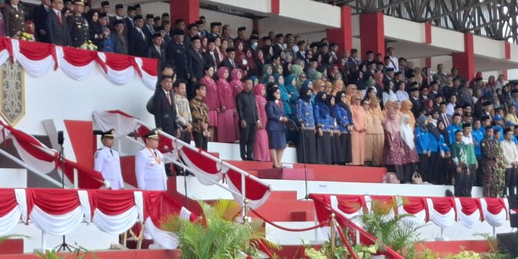 Foto: DIAN/MATA KALTENG - Ketua DPRD Kotim, Rinie Anderson saat membacakan naskah pancasila dalam upacara peringatan HUT ke 79 Republik Indonesia, 17 Agustus 2024.