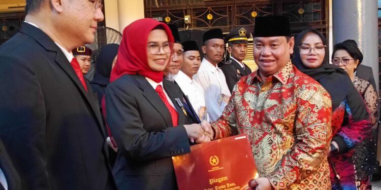 FOTO ; DEVIANA/MATAKALTENG - Bupati Kotim Halikinnor saat menyerahkan penghargaan kepada ASN, belum lama ini.