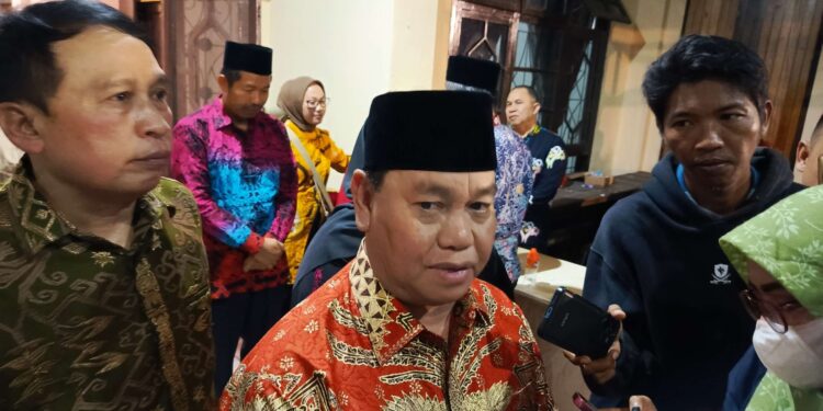 FOTO: Bupati Kotim Halikinnor didampingi Sekda Fajrurrahman.