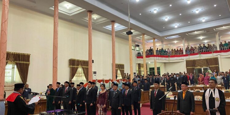 FOTO : AKH/MATAKALTENG - 20 Anggota DPRD Sukamara terpilih yang diambil sumpah janji oleh Ketua PN Pangkalan Bun Dilli Timora Andi Gunawan.