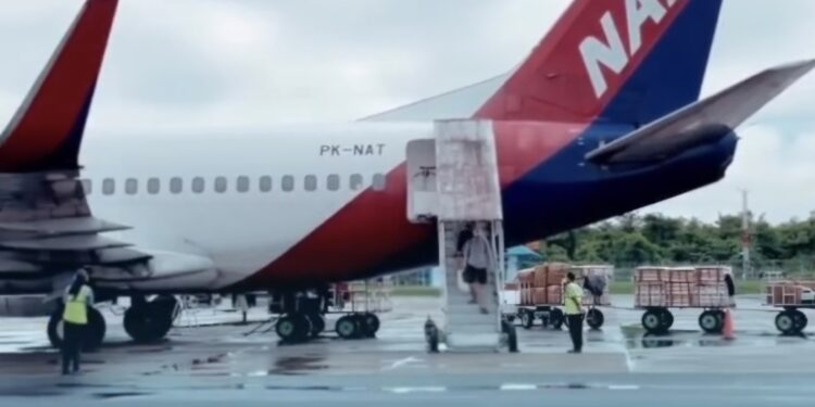 Foto:IST/MATA KALTENG - Pesawat Nam Air saat tiba di Bandara H Asan Sampit.
