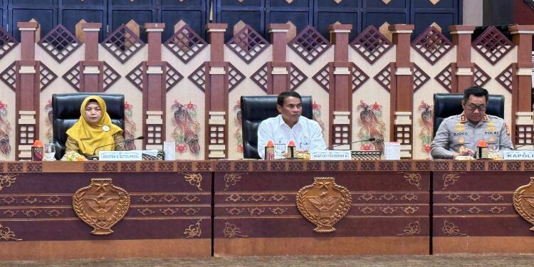 FOTO: IST/MATAKALTENG - Menteri Pertanian RI Andi Ambran Sulaiman memberikan arahan dalam rapat koordinasi yang digelar di Aula Jayang Tingang, Kantor Gubernur Kalimantan Tengah, Kota Palangka Raya, Selasa 20 Agustus 2024.