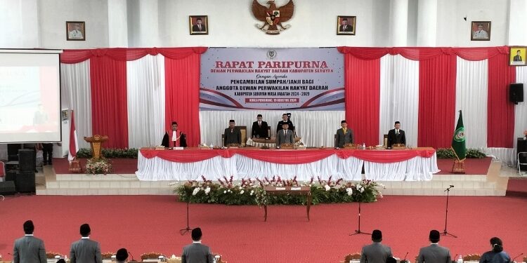 FOTO: ALDI/MATA KALTENG - Suasana saat rapat paripurna pengambilan sumpah atau janji jabatan anggota DPRD Seruyan periode 2024-2029 di Aula Gedung DPRD setempat, Senin 19 Agustus 2024.