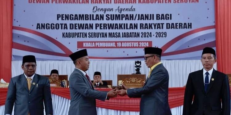 FOTO: IST/MATA KALTENG - Ketua Sementara DPRD Seruyan, Zuli Eko Prasetyo (dua dari kiri) saat menerima palu pimpinan dari Wakil Ketua I DPRD Seruyan periode sebelumnya, Bambang Yantoko (dua dari kanan) dalam rapat paripurna pengambilan sumpah janji jabatan anggota DPRD Seruyan periode 2024-2029 di Aula Gedung DPRD setempat.