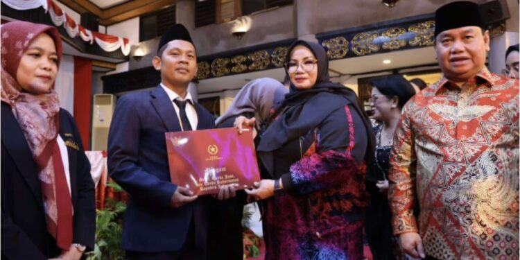Foto: IST/MATA KALTENG - Penyerahan penghargaan oleh Bupati Kotim kepada ASN, 18 Agustus 2024.