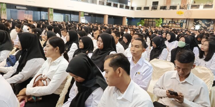 FOTO : DOK DEVIANA/MATAKALTENG - Ratusan  guru dan tenaga kesehatan yang baru diangkat menjadi ASN, beberapa waktu lalu.