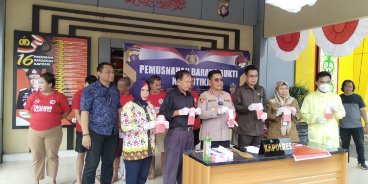 FOTO: AGUS/MATA KALTENG- Pemusnahan narkotika jenis sabu di Mapolres Kotim. Selasa, 20 Agustus 2024.