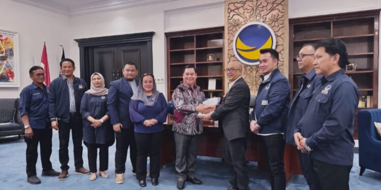 Foto: IST/MATA KALTENG - Pertahana Bupati Kotim Halikinnor saat terima rekomendasi dari Nasdem untuk Pilkada Kotim.