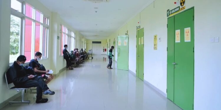 FOTO : IST/MATAKALTENG - Keluarga pasien saat menunggu sanaknua melakukan pemeriksaan di RSUD dr Murjani Sampit, beberapa waktu lalu.