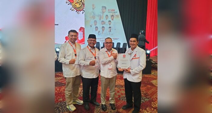 Foto: IST/MATA KALTENG - Pasangan bakal calon Bupati Kotim Sanidin dan bakal calon Wakil Bupati Siyono saat terima rekom dari PKS.